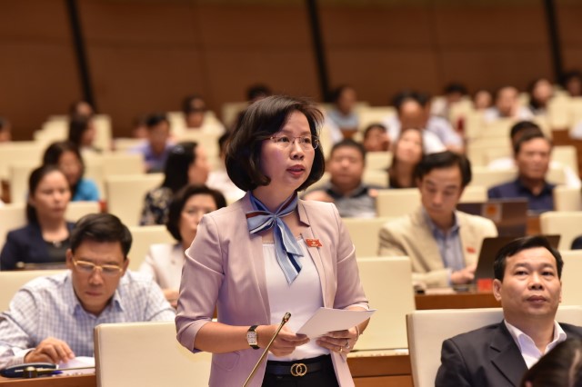 Phó trưởng Đoàn ĐBQH Hà Nội Bùi Huyền Mai phát biểu tại hội trường về dự thảo Luật Kiến trúc